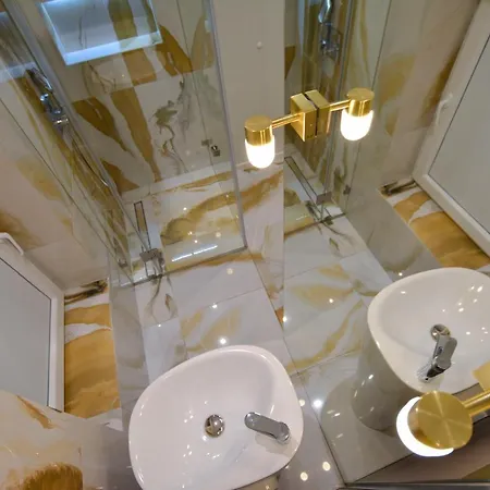 Lion's Den Deluxe Studio Apartment *